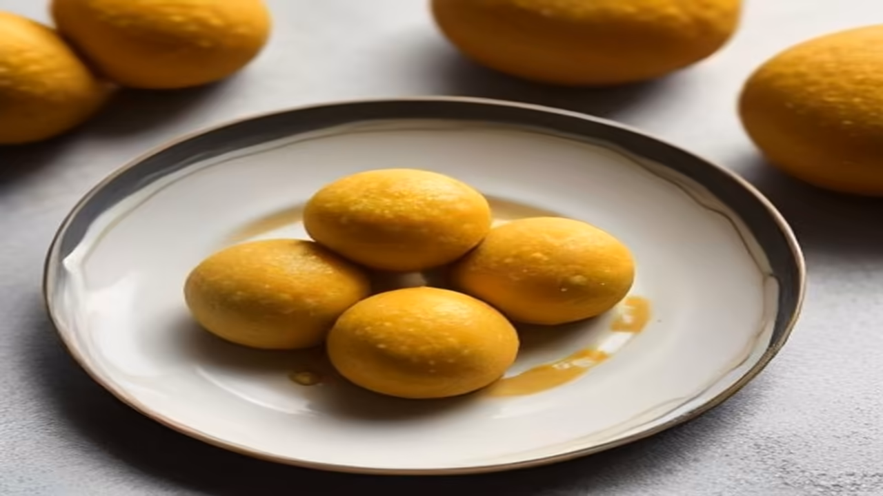 Besan Ladoo and dog, dogeats.in Indian pet food safety