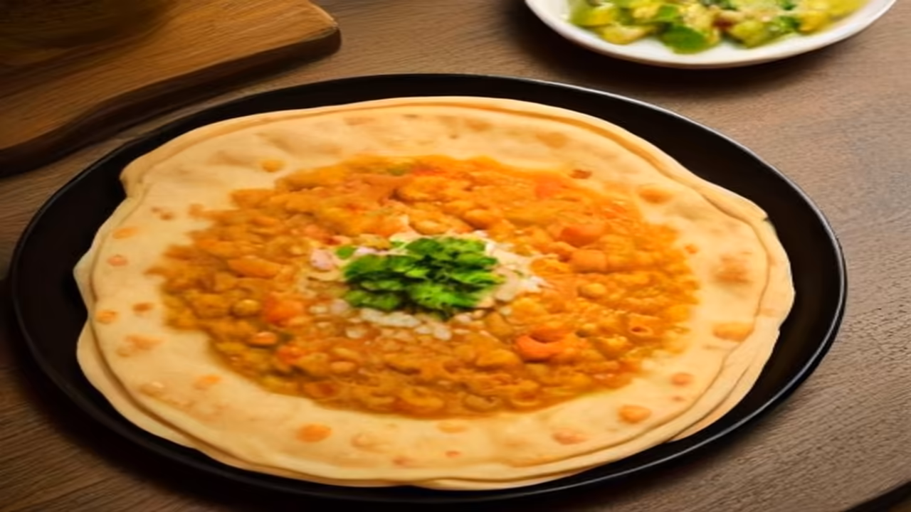 Kulcha and dog, dogeats.in Indian pet food safety